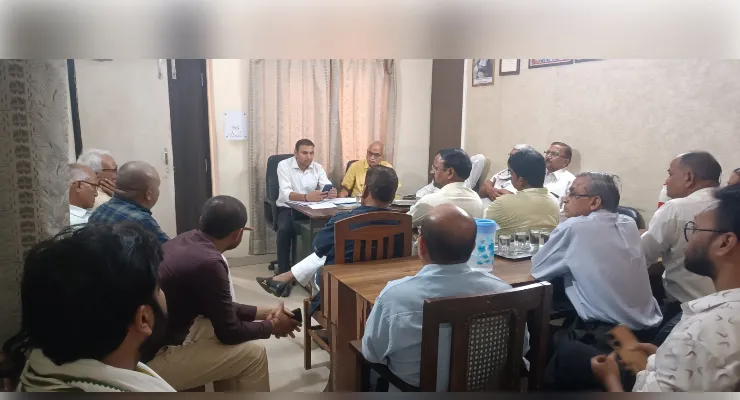 संविदा कर्मियों के शोषण पर उठे सवाल, 18 हजार रुपये वेतन सुनिश्चित करने की मांग