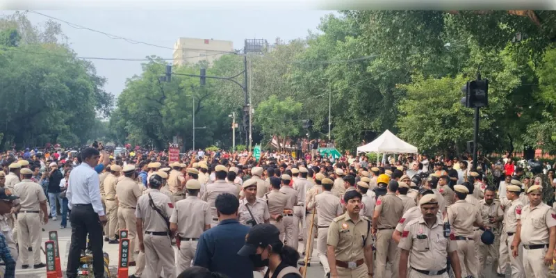  संसद मार्च के दौरान बवाल: पुलिस-प्रदर्शनकारी भिड़े, 118 जवान घायल, 70 हिरासत में....