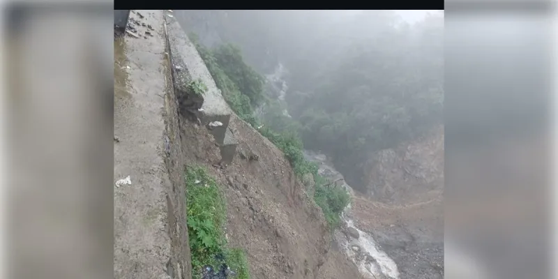 भारी बारिश से मसूरी-देहरादून मार्ग बंद, भूस्खलन और सड़क धंसने के बाद प्रशासन का बड़ा फैसला