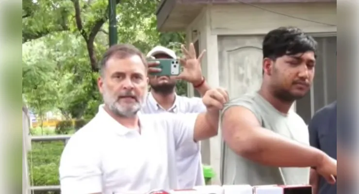 पुलिस कार्रवाई में घायल युवक को सामने लाए राहुल गांधी, बोले- सरकार अत्याचार की जिम्मेदारी ले