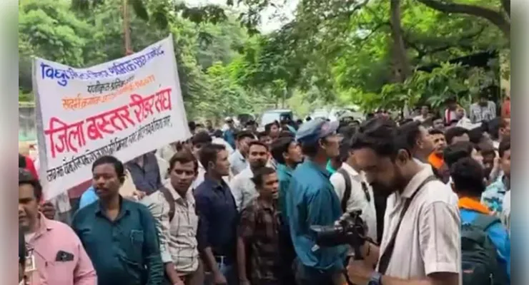  बिजली स्मार्ट मीटर रीडरों ने सीएसईबी कार्यालय का किया घेराव, कांग्रेस ने किया समर्थन