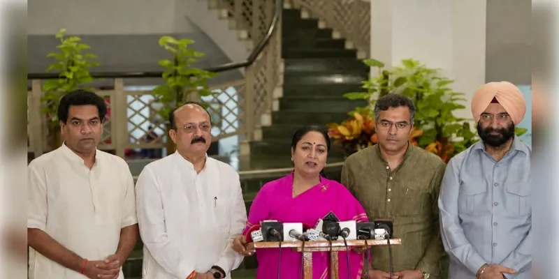  दिल्ली में महिलाओं को रक्षा बंधन से हर महीने मिलेंगे 2500 रुपये