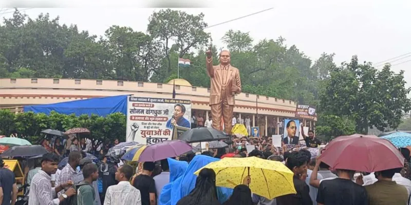 नीट पेपर लीक मामले में विराेध-प्रदर्शन, केंद्रीय शिक्षा मंत्री का मांगा इस्तीफा