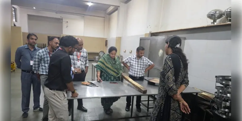  खाद्य विभाग का विभिन्न प्रतिष्ठानों पर छापा, 1.35 लाख रुपये मूल्य का 208 किलो संदिग्ध घी जब्त