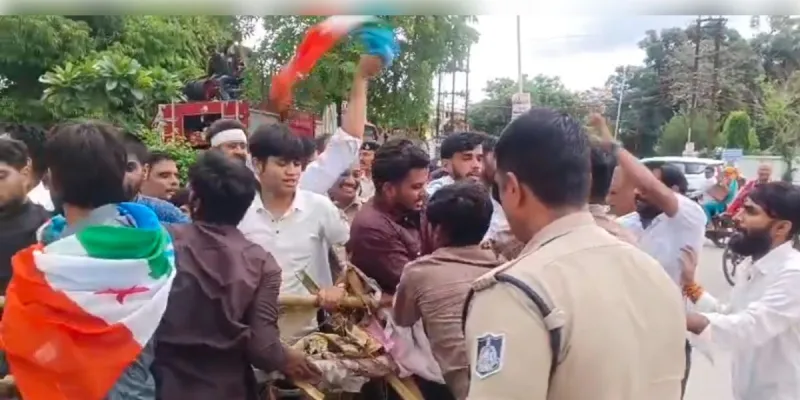 जबलपुर : दिल्ली छात्र आंदोलन के समर्थन में एनएसयूआई का प्रदर्शन, शिक्षा मंत्री के इस्तीफे की मांग