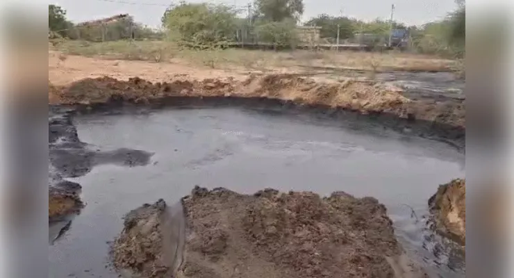 क्रूड ऑयल पाइपलाइन लीक से खेत में फैला तेल, 500 मीटर तक प्रभावित इलाका