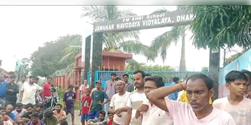धनबाद नवोदय विद्यालय में छात्र से मारपीट पर बवाल, अभिभावकों ने किया धरना-प्रदर्शन