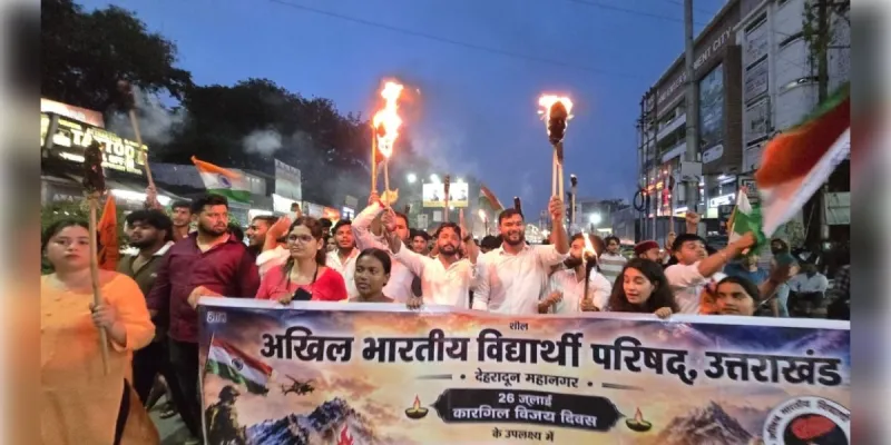 देहरादून में एबीवीपी की मशाल यात्रा, कारगिल विजय दिवस पर वीर शहीदों को दी श्रद्धांजलि