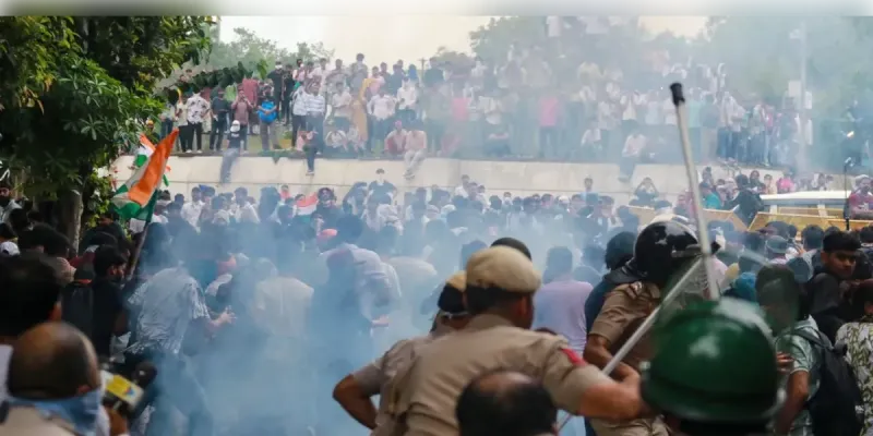 'चलो संसद' मार्च हिंसक: कई पुलिसकर्मी घायल, 60 से ज्यादा प्रदर्शनकारी भी जख्मी, 70 हिरासत में