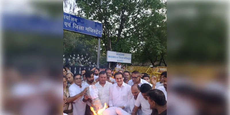 दिल्ली छात्र आंदोलन के समर्थन में अजमेर कांग्रेस का प्रदर्शन, पीएम मोदी का पुतला फूंका