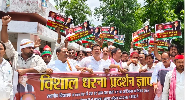 तहसील में सपाइयों का प्रदर्शन, राज्यपाल के नाम एसडीएम को सौंपा ज्ञापन
