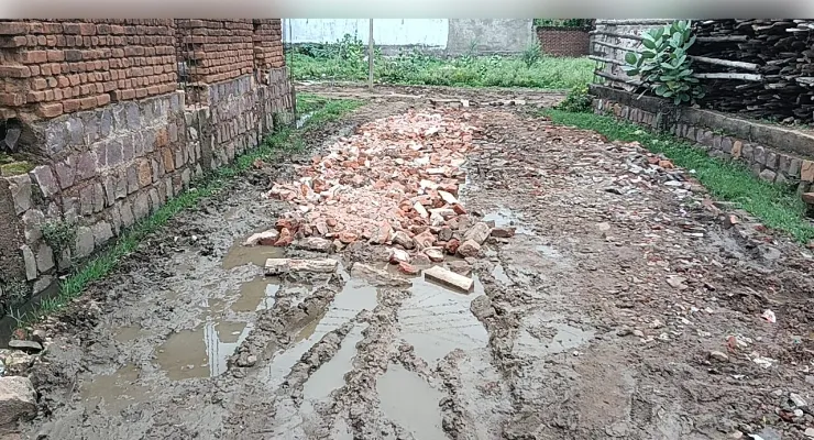 टेंडर के बाद भी नहीं बनी सड़क-नाली, ठेकेदार की लापरवाही से जुगपुरा के लोग परेशान