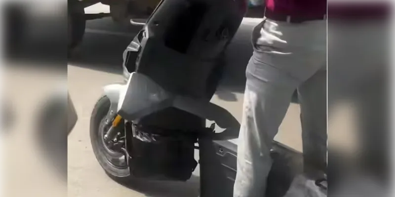 इलेक्ट्रिक स्कूटर का चेसिस टूटा.. दो हिस्सों में बंटा, सुरक्षा पर उठे सवाल, वीडियो वायरल