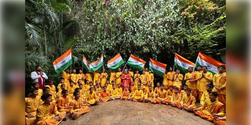 राष्ट्रीय ध्वज अंगीकरण दिवस पर लहराया तिरंगा, स्वामी चिदानन्द का राष्ट्रप्रेम संदेश