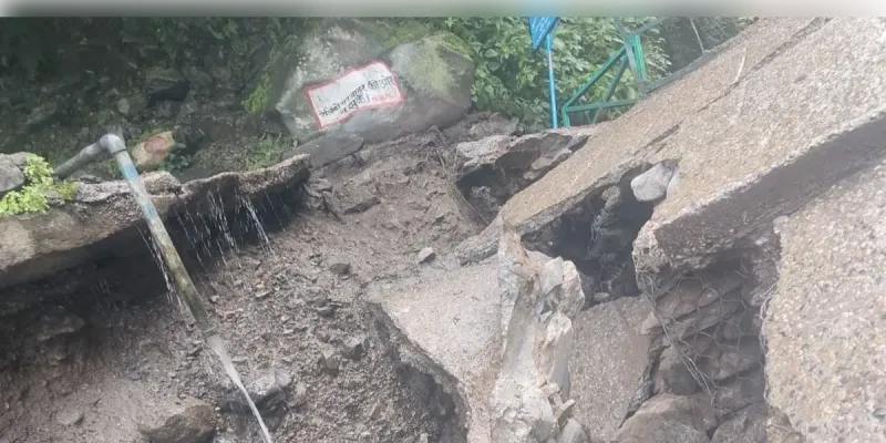 उत्तराखंड में भारी बारिश के कारण यमुनोत्री पैदल मार्ग धंसा, वैकल्पिक रास्ता बने के निर्देश