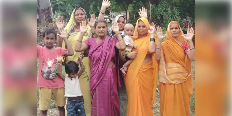गोद में बच्चे, सामने जलभराव...पानी में डूबे रास्ते पर महिलाओं का आक्रोश