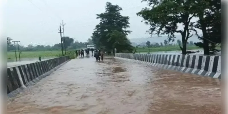 एमपी में भारी बारिश से बिगड़े हालात, चित्रकूट में बांध टूटा