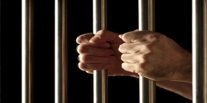 यूपी: किसान से रिश्वत लेने के दो मामलों में दो पूर्व बैंक अधिकारियों समेत तीन दोषियों को सजा