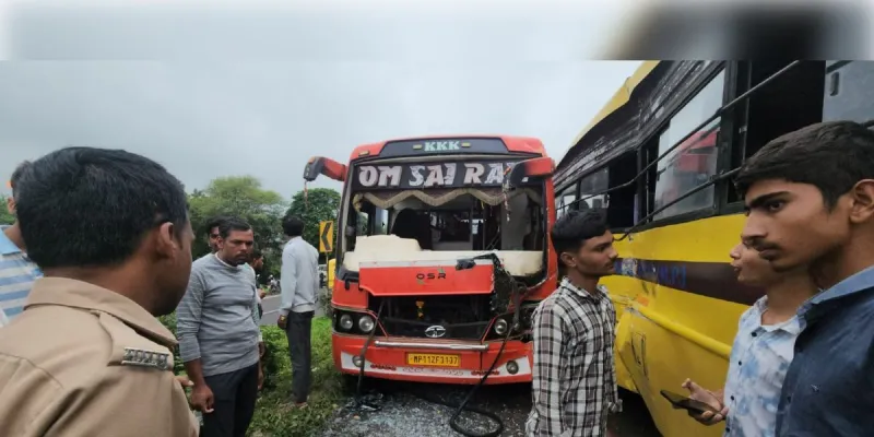 धार सड़क हादसा: स्कूली बच्चों से भरी बस को यात्री बस ने मारी टक्कर