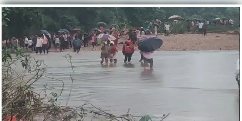 स्कूल से घर लौटते समय नदी में बहे तीन मासूम, तलाश जारी