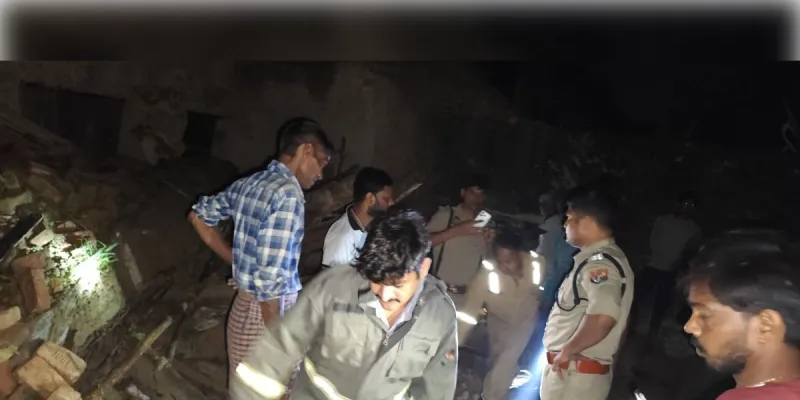 औरैया में गिरी जर्जर दीवार , एक ही परिवार के दबे पांच लोग....
