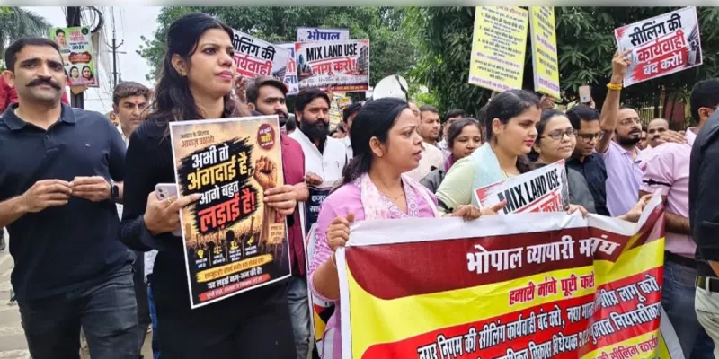 भोपाल में दुकानों की सीलिंग के खिलाफ व्यापारियों का आंदोलन