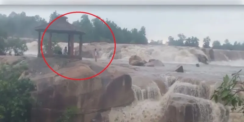 तेज बहाव के बीच रातभर टापू पर फंसे रहे 3 युवक, रेस्क्यू टीम ने बचाया