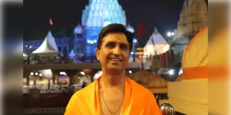 भगवा चोले में महाकाल की भस्म आरती में पहुंचे कुमार विश्वास