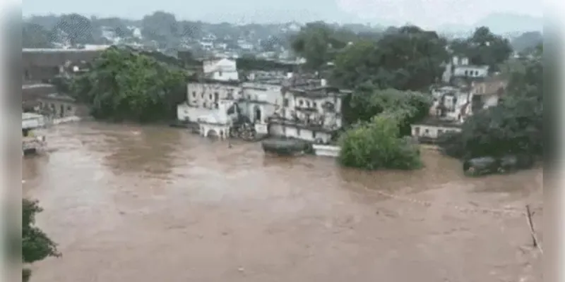 मध्य प्रदेश: कई जिलों में बाढ़ से बिगड़े हालात, भारी बारिश का अलर्ट