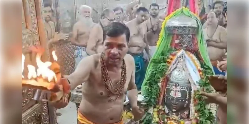 श्रावण के दूसरे सोमवार महाकाल का राजा स्वरूप में दिव्य शृंगार