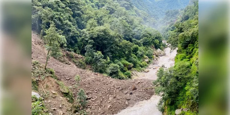 चीन की तरफ आए भारी भूस्खलन ने नेपाल में बढ़ाई चिंता, बढ़ा बहाव