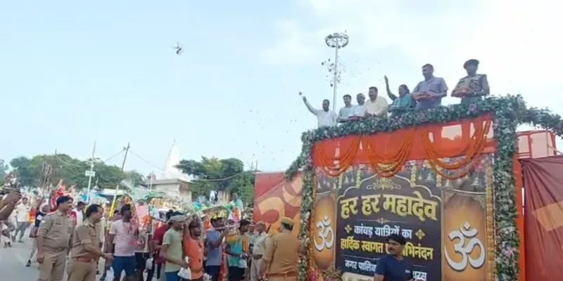 कांवड़ श्रद्धालुओं पर पुष्पवर्षा कर जनप्रतिनिधियों एवं अधिकारियों ने किया स्वागत