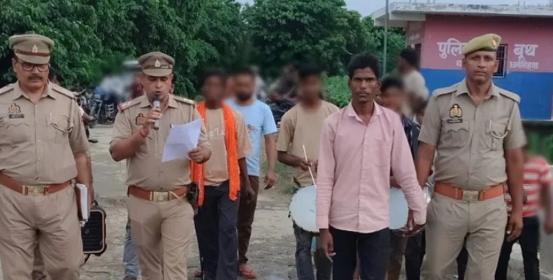 जिला बदर अभियुक्त को बैंड-बाजा के साथ जनपद की सीमा से किया गया बाहर