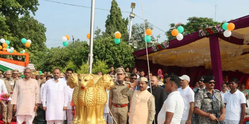 स्वतंत्रता दिवस के अवसर पर पुलिस लाइन्स में कैबिनेट मंत्री नन्दगोपाल गुप्ता ‘नन्दी’ ने किया ध्वजारोहण