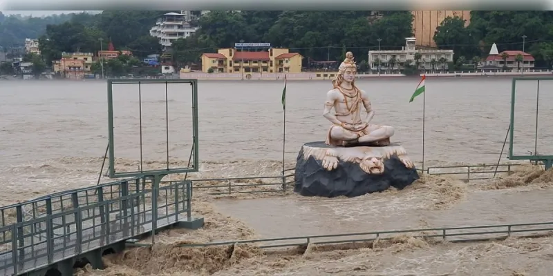ऋषिकेश में मूसलाधार बारिश से बढ़ा गंगा नदी का जलस्तर, प्रशासन अलर्ट