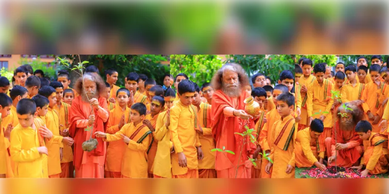 हरियाली अमावस्या पर स्वामी चिदानंद का संदेश, पौधा लगाएं धरती बचाएं
