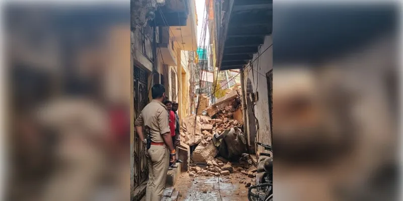 वाराणसी में टला बड़ा हादसा, भरभराकर गिरा जर्जर मकान का हिस्सा