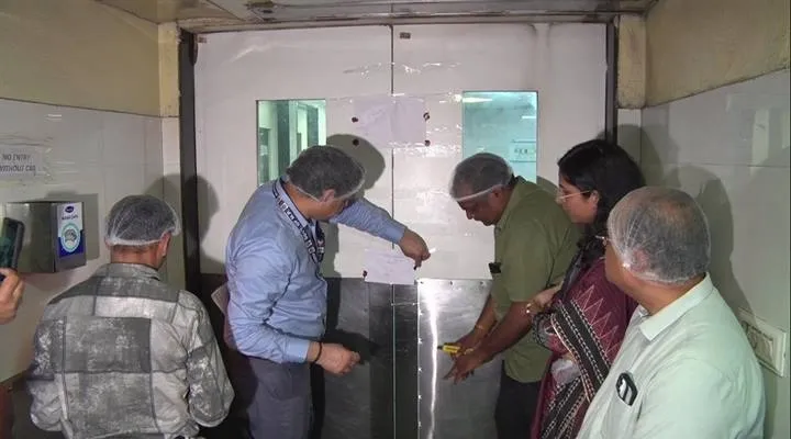 इंदौर में खाद्य सुरक्षा प्रशासन की बड़ी कार्रवाई, तीन प्रतिष्ठानों के फूड लाइसेंस निलंबित