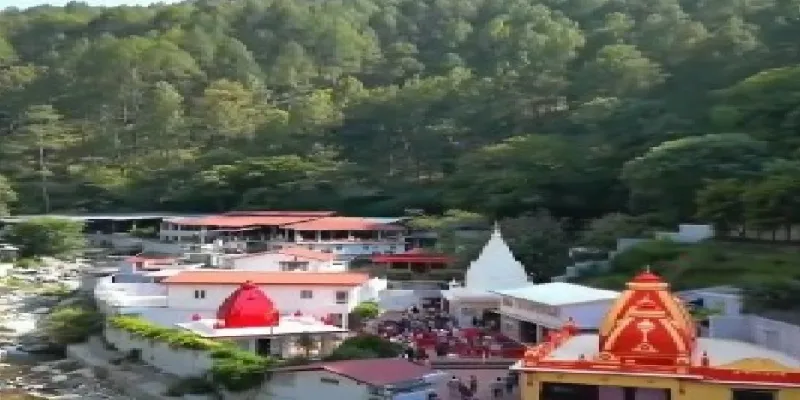 दो पहाड़ों के बीच बसा है बाबा नीम करौली का चमत्कारी धाम, लाखों भक्तों की है अटूट आस्था 