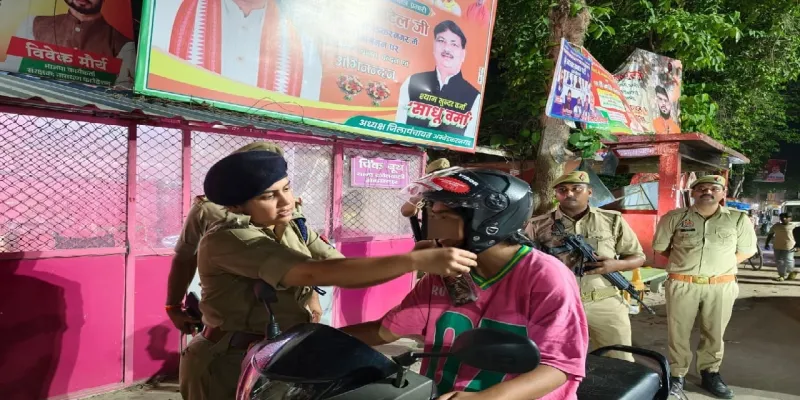 अकबरपुर में एसपी प्राची सिंह ने बांटे हेलमेट, यातायात नियमों के पालन की अपील
