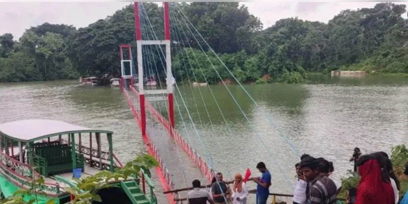  लेक सिटी: भारी बारिश से डूबा रंगामती का मशहूर हैंगिंग ब्रिज 