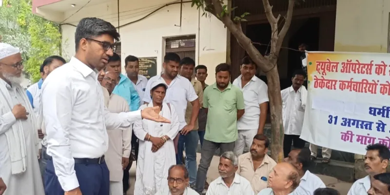 फिरोजाबाद में 103 ट्यूबवेल ऑपरेटरों की बहाली की मांग पर अनशन