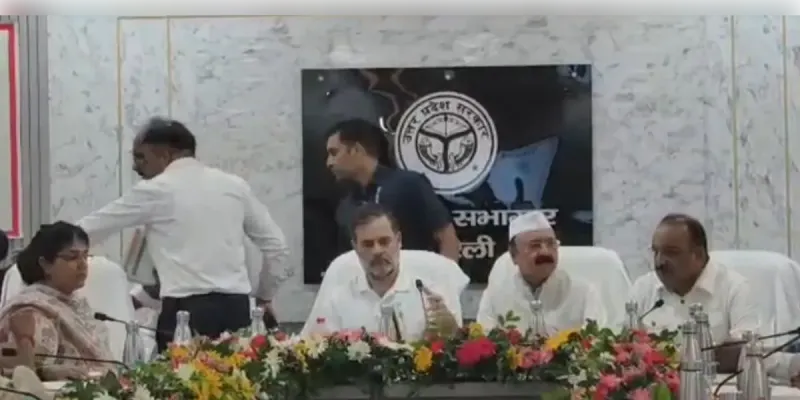 राहुल ने की ‘दिशा’ बैठक, सपा विधायकों ने तख्तियां लेकर किया प्रदर्शन
