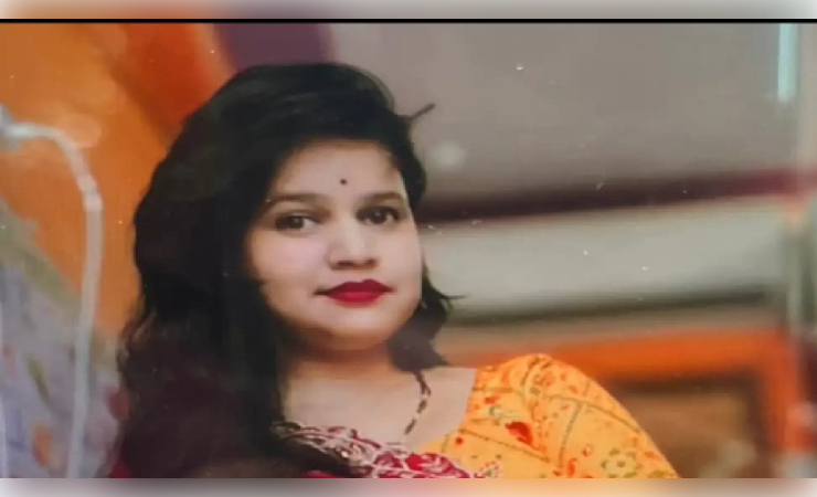 बच्चों को स्कूल छोड़ने जा रही महिला की सड़क हादसे में मौत, जुड़वां बेटे और पति बाल-बाल बचे