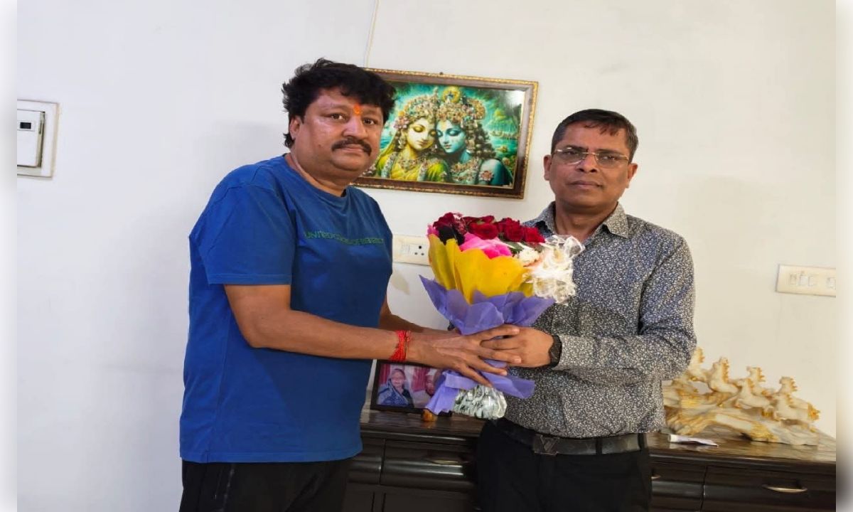 AIBE परीक्षा उत्तीर्ण कर अधिवक्ता बने सीए राजेश गर्ग का बचपन के मित्र गौरव बंसल ने किया सम्मान
