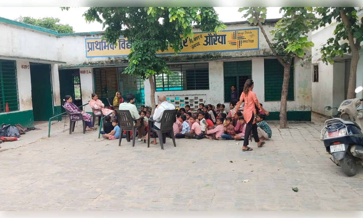 प्राथमिक विद्यालय में जमीन पर बैठाकर बच्चों की पढ़ाई का वीडियो वायरल