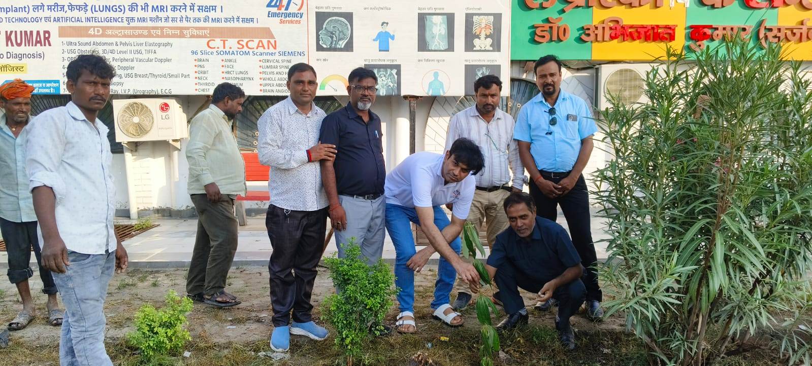 नवयुग मेडिकल सेन्टर मे पौधरोपण कर मनाया गया पत्रकार अशोक श्रीवास्तव का जन्मदिन