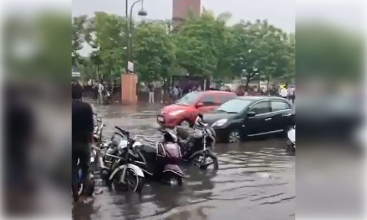 लखनऊ में बारिश का कहर, नगर आयुक्त करते रहे निरीक्षण, घंटाघर के पास भर गया पानी