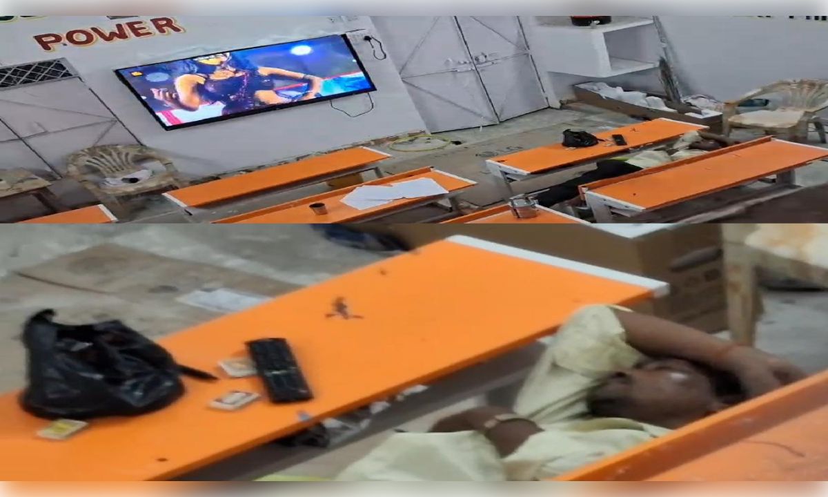 नशे में धुत प्रधानाध्यापक क्लासरूम में लेट कर अश्लील गानों का ले रहे आनंद, वीडियो वायरल