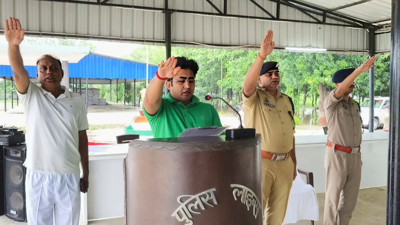 पुलिस अधीक्षक संतकबीरनगर ने वृक्षारोपण कर पर्यावरण संरक्षण का दिया संदेश